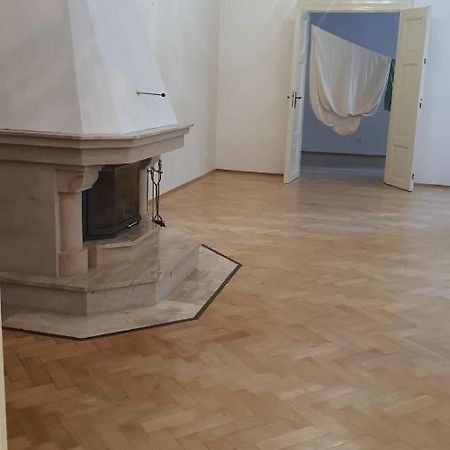 Private Room In Shared Luxurious Palace Like Apartment With 2 Bathrooms Including Whirlpool And Virtual Reality Прага Екстер'єр фото