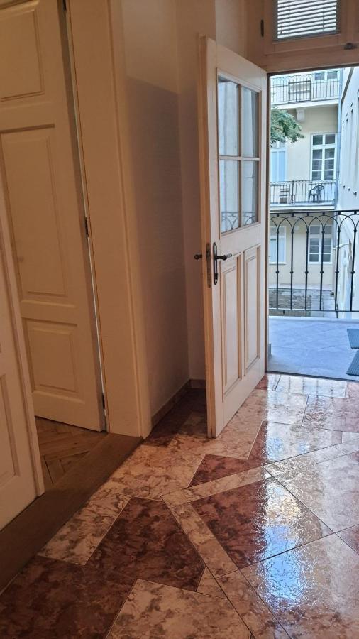 Private Room In Shared Luxurious Palace Like Apartment With 2 Bathrooms Including Whirlpool And Virtual Reality Прага Екстер'єр фото