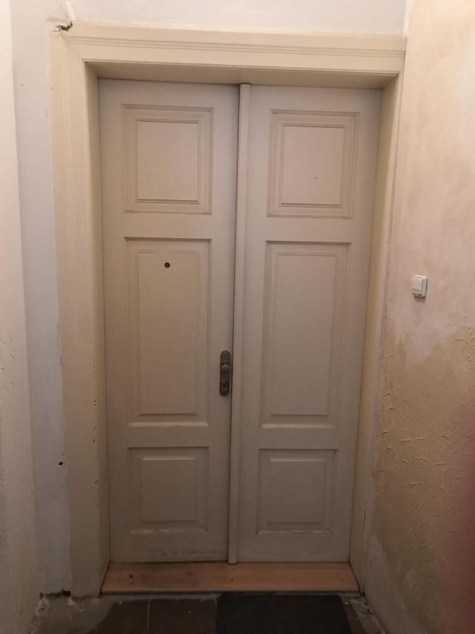 Private Room In Shared Luxurious Palace Like Apartment With 2 Bathrooms Including Whirlpool And Virtual Reality Прага Екстер'єр фото