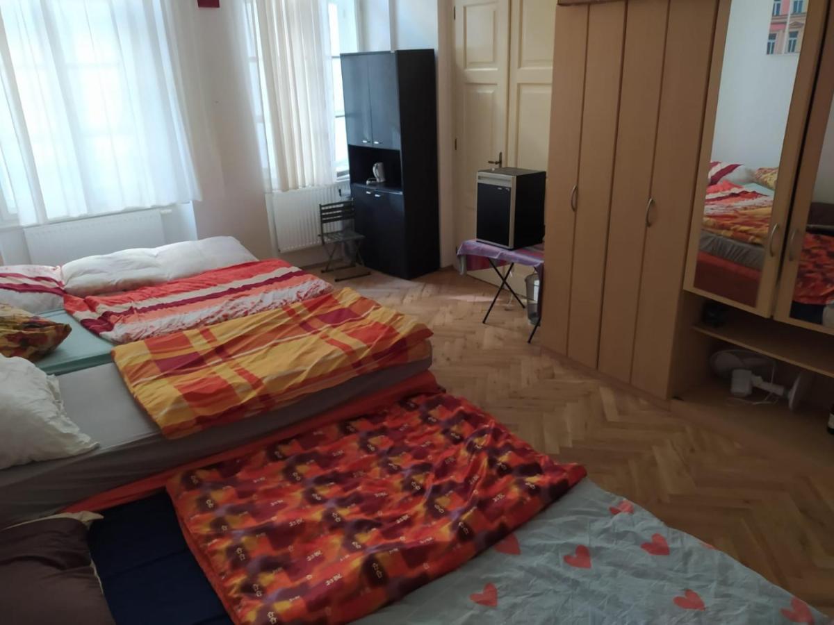 Private Room In Shared Luxurious Palace Like Apartment With 2 Bathrooms Including Whirlpool And Virtual Reality Прага Екстер'єр фото