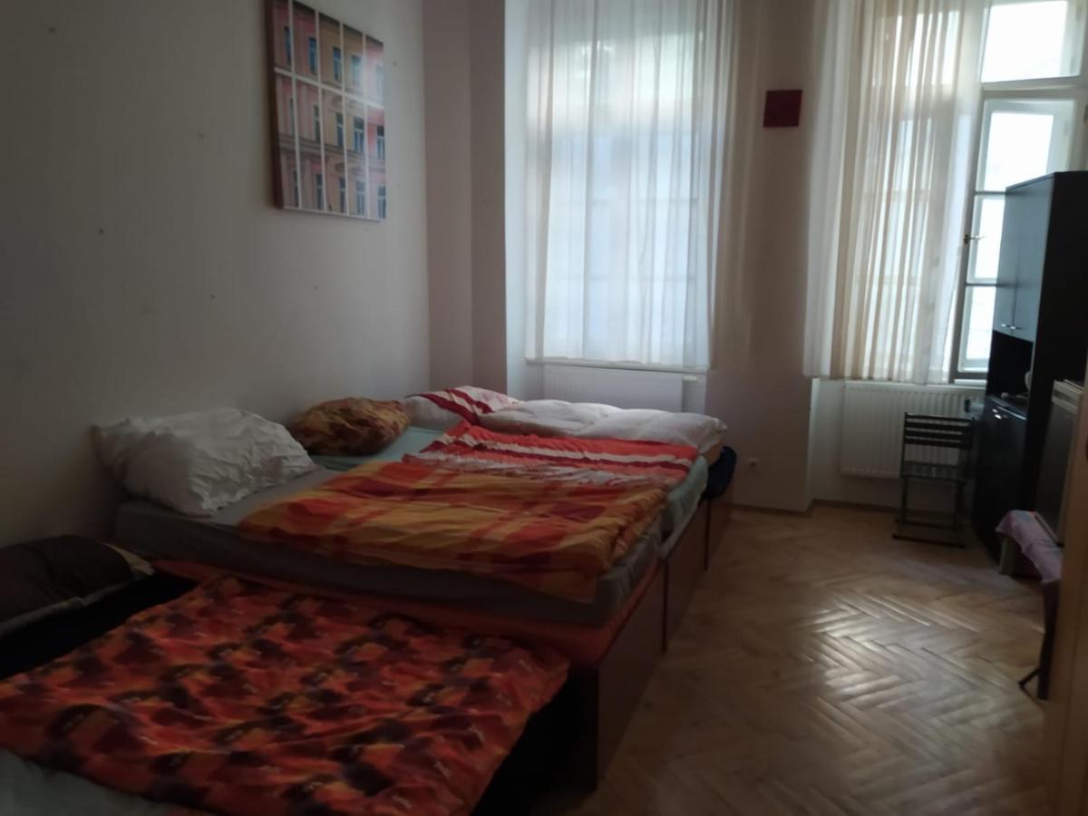 Private Room In Shared Luxurious Palace Like Apartment With 2 Bathrooms Including Whirlpool And Virtual Reality Прага Екстер'єр фото