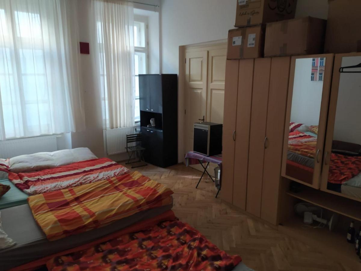 Private Room In Shared Luxurious Palace Like Apartment With 2 Bathrooms Including Whirlpool And Virtual Reality Прага Екстер'єр фото